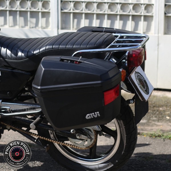 thung givi E22n xe yb125 sp