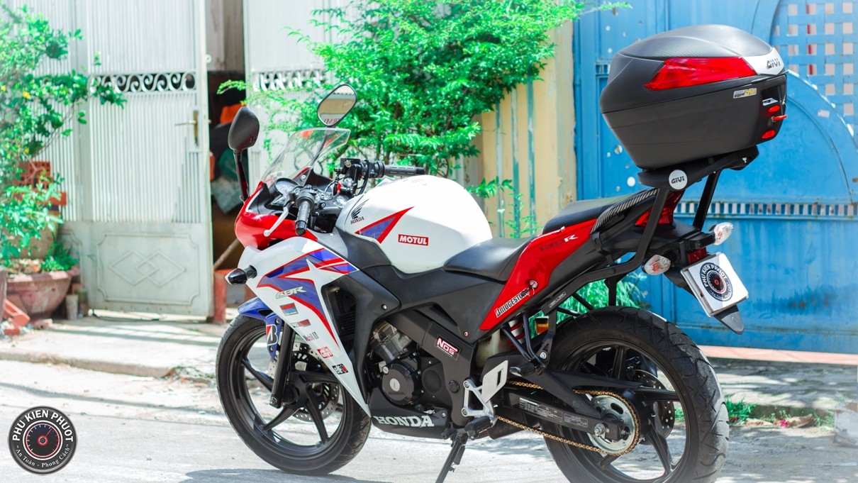 thung givi b34n vs cbr150 2014